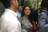 Dewi Perssik datangi Polda Metro Jaya di tengah usaha mediasi