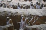 Kondisi patung prajurit berserta kuda di Museum Prajurit Terakota di Xi'an, Shaanxi, China, Jumat (5/7/2019). Pada hari libur kunjungan wsatawan ke lokasi tersebut mencapai sedikitnya 90 ribu pengunjung tiap harinya dan rencananya akan ada pembatasan jumlah kunjungan ke objek wisata itu. Antara Jatim/Zabur Karuru