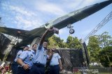 Sejumlah mantan pilot pesawat jet F5 Tiger berfoto di depan monumen pesawat F5 Tiger usai diresmikan di Taman Lalu Lintas Ade Irma Suryani Nasution, Bandung, Jawa Barat, Jumat (5/7/2019). Monumen pesawat jet tempur F5 Tiger tersebut ditujukan untuk mengabadikan sejarah dirgantara Indonesia, serta memberikan edukasi kepada generasi penerus bangsa yang mengunjungi Taman Lalu Lintas tersebut. ANTARA JABAR/Raisan Al Farisi/agr