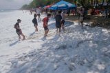 Wisatawan diterjang gelombang pasang saat beraktivitas di Pantai Kuta, Badung, Bali, Jumat (5/7/2019). Badan Meteorologi Klimatologi dan Geofisika Wilayah III Denpasar telah mengeluarkan peringatan gelombang tinggi mencapai 3,5 meter di pesisir selatan Bali hingga dua hari ke depan karena adanya perbedaan tekanan udara di selatan Indonesia dengan perairan sebelah barat Australia yang berimbas pada peningkatan kecepatan angin. ANTARA FOTO/Nyoman Hendra Wibowo/nym.