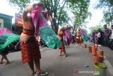 Peserta pawai budaya menunjukkan aksinya saat Festival Budaya Banjar dan Pariwisata di kawasan tugu nol kilometer Banjarmasin, Kalimantan Selatan, Sabtu (6/7/2019).Pemerintah provinsi Kalsel mengadakan Fashion Karnaval, Pawai Budaya, Sepeda Antik, dan Becak Hias dalam rangka Festival Budaya Banjar dan Pariwisata untuk memeriahkan Hari Keluarga Nasional (HARGANAS) ke-26 tahun 2019.Foto Antaranews Kalsel/Bayu Pratama S.