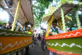 Peserta sepeda antik mengikuti kirab Festival Budaya Banjar dan Pariwisata di kawasan tugu nol kilometer Banjarmasin, Kalimantan Selatan, Sabtu (6/7/2019).Pemerintah provinsi Kalsel mengadakan Fashion Karnaval, Pawai Budaya, Sepeda Antik, dan Becak Hias dalam rangka Festival Budaya Banjar dan Pariwisata untuk memeriahkan Hari Keluarga Nasional (HARGANAS) ke-26 tahun 2019.Foto Antaranews Kalsel/Bayu Pratama S.