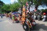 Peserta becak hias mengikuti kirab Festival Budaya Banjar dan Pariwisata di kawasan tugu nol kilometer Banjarmasin, Kalimantan Selatan, Sabtu (6/7/2019).Pemerintah provinsi Kalsel mengadakan Fashion Karnaval, Pawai Budaya, Sepeda Antik, dan Becak Hias dalam rangka Festival Budaya Banjar dan Pariwisata untuk memeriahkan Hari Keluarga Nasional (HARGANAS) ke-26 tahun 2019.Foto Antaranews Kalsel/Bayu Pratama S.