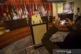 Pengunjung mengabadikan diorama Presiden pertama Soekarna yang berpidato di Museum Konferensi Asia Afrika, Bandung, Jawa Barat, Jumat (5/7/2019). Untuk pertama kalinya pemerintah melalui Kementerian Pendidikan dan Kebudayaan mengucurkan dana alokasi khusus (DAK) untuk museum dan taman budaya senilai Rp 129 miliar yang dialokasikan untuk 111 museum yang tersebar di seluruh Indonesia. ANTARA JABAR/Raisan Al Farisi/agr