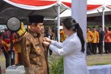 Anugerah tanda kehormatan satyalancana pembangunan KKBPK disematkan ke Bupati Sijunjung