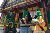 Duta wisata mempersiapkan masakan tradisional, Kuah Beulangong di Anjungan Rumah Makan kabupaten Aceh Timur, Aceh pada kegiatan Aceh Culinary Festival 2019 di Taman Ratu Safiatuddin, Banda Aceh, Aceh, Sabtu (6/7/2019). Aceh Culinary Festival 2019 yang memasuki tahap perlombaan masakan tradisional dari 23 kabupaten/kota berlangsung tanggal 5 - 7 Juli 2019 itu bertujuan memperkenalkan dan mempromosikan beragam jenis masakan Aceh dengan ciri khasnya dalam upaya mewujudkan Aceh sebagai wisata halal dunia. (Antara Aceh/Ampelsa)