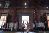 Petugs masjid memberikan penjelasan kepada pengunjung  terkait Masjid Raya Xi'an di Xi'an, Shaanxi, China, Sabtu (6/7/2019). Masjid yang diperkirakan dibangun pada abad ketujuh  tersebut merupakan salah satu masjid tertua dan terbesar di China. Antara Jatim/Zabur Karuru