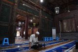 Seorang umat muslim mengaji di Masjid Raya Xi'an di Xi'an, Shaanxi, China, Sabtu (6/7/2019). Masjid yang diperkirakan dibangun pada abad ketujuh  tersebut merupakan salah satu masjid tertua dan terbesar di China. Antara Jatim/Zabur Karuru