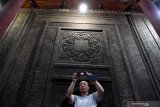 MASJID RAYA XI'AN. Seorang umat muslim mengambil gambar dengan gawainya ketika berkunjung ke Masjid Raya Xi'an di Xi'an, Shaanxi, China, Sabtu (6/7/2019). Masjid yang diperkirakan dibangun pada abad ketujuh  tersebut merupakan salah satu masjid tertua dan terbesar di China. Antara Jatim/Zabur Karuru