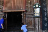Wisatawan mengintip di balik pintu  Masjid Raya Xi'an di Xi'an, Shaanxi, China, Sabtu (6/7/2019). Masjid yang diperkirakan dibangun pada abad ketujuh  tersebut merupakan salah satu masjid tertua dan terbesar di China. Antara Jatim/Zabur Karuru