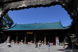 Umat muslim melintas di depan Masjid Raya Xi'an di Xi'an, Shaanxi, China, Sabtu (6/7/2019). Masjid yang diperkirakan dibangun pada abad ketujuh  tersebut merupakan salah satu masjid tertua dan terbesar di China. Antara Jatim/Zabur Karuru