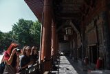 Wisatawan mengamati Masjid Raya Xi'an di Xi'an, Shaanxi, China, Sabtu (6/7/2019). Masjid yang diperkirakan dibangun pada abad ketujuh  tersebut merupakan salah satu masjid tertua dan terbesar di China. Antara Jatim/Zabur Karuru