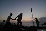 Wisatawan asing menikmati matahari terbenam di kawasan Wisata Pura Tanah Lot, Tabanan, Bali, Jumat (5/7/2019). Destinasi wisata tersebut selalu ramai pengunjung baik wisatawan asing maupun domestik terutama saat musim libur. Antara Jatim/Saiful Bahri/zk.