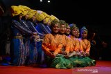 Penari menampilkan tari Pukat, saat pembukaan Aceh Culinary Festival 2019 di Taman Ratu Safiatuddin, Banda Aceh, Jumat (5/7/2019) malam. Aceh Culinary Festival 2019 yang berlangsung tanggal 5 - 7 Juli 2019  bertujuan memperkenal dan sekaligus mempromosikan beragam jenis masakan tradisional Aceh dari 23 kabupaten/kota dengan ciri khasnya masing-masing daerah dalam upaya mewujudkan Aceh sebagai wisata halal dunia. (Antara Aceh/Ampelsa)