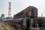 Sejumlah gerbong kereta bekas yang hangus terbakar di Area penyimpanan di Stasiun Purwakarta, Purwakarta, Jawa Barat, Sabtu (6/7/2019). Kebakaran kereta bekas yang terjadi pada sabtu (6/7/2019) dini hari itu diperkirakan menghanguskan 12 gerbong kereta bekas, sementara itu penyebab kejadian tersebut masih dalam penyelidikan lebih lanjut. ANTARA JABAR/M Ibnu Chazar/agr