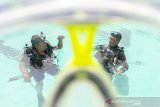 Instruktur selam melatih peserta pelatihan dan sertifikasi selam skuba (scuba diving) dasar jenjang A1 atau 