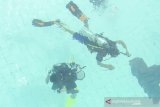 Instruktur selam melatih peserta pelatihan dan sertifikasi selam skuba (scuba diving) dasar jenjang A1 atau 