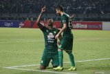 Pesepak bola Persebaya Surabaya Amido Balde (kiri) merayakan selebrasi usai mencetak gol di gawang Persib Bandung pada pertandingan Liga 1 2019 di Stadion Gelora Bung Tomo, Surabaya, Jawa Timur, Jumat (5/7/2019). Persebaya Surabaya menang atas Persib Bandung dengan skor 4-0. Antara Jatim/Didik Suhartono/ZK