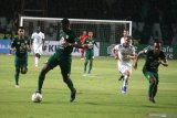 Pesepak bola Persebaya Surabaya Amido Balde (ketiga kiri) menggiring bola pada pertandingan Liga 1 2019 di Stadion Gelora Bung Tomo, Surabaya, Jawa Timur, Jumat (5/7/2019). Persebaya Surabaya menang atas Persib Bandung dengan skor 4-0. Antara Jatim/Didik Suhartono/ZK