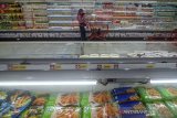 Warga memlih makanan dan minuman yang akan dibeli saat berbelanja di Pasar Swalayan di Bandung, Jawa Barat, Sabtu (6/7/2019). Menteri Perindustrian Airlangga Hartarto memperkirakan industri makanan dan minuman bakal tumbuh di atas 9 persen pada 2019 lantaran adanya tambahan investasi yang bakal masuk tahun ini sebesar Rp 79 triliun. ANTARA JABAR/Raisan Al Farisi/agr