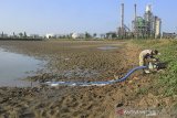 Petani menompa air dari telaga Balong di Balongan, Indramayu, Jawa Barat, Sabtu (6/7/2019). Sejak sebulan terakhir telaga yang digunakan untuk mengairi sawah tersebut mengering akibat kemarau. ANTARA JABAR/Dedhez Anggara/agr