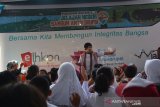 Siswa sekolah dasar mengikuti edukasi antikorupsi saat Roadshow Bus KPK 2019 Jelajah Negeri Bangun Antikorupsi di Jombang, Jawa Timur, Jumat (5/7/2019). Bus Jelajah Negeri Bangun Antikorupsi ini akan menyambangi 28 kota di Jawa dan Bali secara bergantian untuk mengajak seluruh komponen masyarakat agar berperan aktif dalam upaya pencegahan korupsi dan pendidikan antikorupsi, khususnya generasi muda. Antara Jatim/Syaiful Arif/zk.