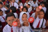 Siswa sekolah dasar mengikuti edukasi antikorupsi saat Roadshow Bus KPK 2019 Jelajah Negeri Bangun Antikorupsi di Jombang, Jawa Timur, Jumat (5/7/2019). Bus Jelajah Negeri Bangun Antikorupsi ini akan menyambangi 28 kota di Jawa dan Bali secara bergantian untuk mengajak seluruh komponen masyarakat agar berperan aktif dalam upaya pencegahan korupsi dan pendidikan antikorupsi, khususnya generasi muda. Antara Jatim/Syaiful Arif/zk.