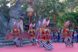 Seniman dari Akademi Komunitas Seni dan Budaya Yogyakarta menampilkan Tari Golek Ayun-Ayun pada Pesta Kesenian Bali ke-41 di Taman Budaya Bali, Denpasar, Bali, Sabtu (6/7/2019). Seniman Yogyakarta menampilkan tari klasik warisan Istana Yogyakarta dan Istana Pura Pakualaman serta tari tradisional kerakyatan. ANTARA FOTO/Nyoman Hendra Wibowo/nym