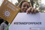 Seorang pelajar dari warga negara asing yang tergabung dalam AIESEC melakukan aksi walk for peace Global Village di kawasan Hari Bebas Kendaraan,  Bandung, Jawa Barat, Minggu (7/7/2019). Aksi yang dilakukan pelajar Indonesia bersama sejumlah pelajar dari berbagai negara tersebut bertujuan untuk kampanye, edukasi serta meningkatkan kesadaran akan isu-isu sosial budaya, multikulturisme,dan toleransi yang sering terjadi di dunia yang juga melanda Indonesia. ANTARA JABAR/Novrian Arbi/agr