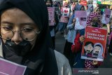 Aktivis dari Aliansi Gerakan Peduli Perempuan melakukan aksi bungkam tolak Rancangan Undang-Undang Penghapusan Kekerasan Seksual (RUU PKS) di kawasan Hari Bebas Kendaraan, Dago,  Bandung, Jawa Barat, Minggu (7/7/2019). Aksi tersebut dilakuan sebagai bentuk ketidaksetujuan atas rencana pengesahan RUU PKS yang dianggap masih bermakna rancu terkait budaya, agama dan norma sosial di masyarakat. ANTARA JABAR/Novrian Arbi/agr