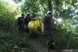 Tim SAR gabungan mengevakuasi jenazah Thoriq Riski Maulidan dari Bukit Piramid Pegunungan Argopuro Kecamatan Curahdami, Bondowoso, Jawa Timur, Sabtu (6/7/2019). Pendaki berusia 15 tahun itu dinyatakan hilang 23 Juni lalu saat mendaki bukit itu dan ditemukan dalam kondisi meninggal dunia 13 hari kemudian. Antara Jatim/Seno/zk.