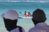 Pengunjung menaiki perahu kano yang disewakan di Pantai Pandawa, Gianyar, Bali, Sabtu (6/7/2019). Perahu kano tersebut disewakan seharga Rp50 ribu per jam. dalam sehari penyedia jasa kano mengaku bisa menyewakan 10 hingga 15 kano. Antara Jatim/Saiful Bahri/zk.
