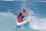 Pengunjung menaiki perahu kano yang disewakan di Pantai Pandawa, Gianyar, Bali, Sabtu (6/7/2019). Perahu kano tersebut disewakan seharga Rp50 ribu per jam. dalam sehari penyedia jasa kano mengaku bisa menyewakan 10 hingga 15 kano. Antara Jatim/Saiful Bahri/zk.