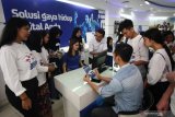 Territory Sales XL Axiata area Surabaya Yoyok Nurhadi (ketujuh kiri) menyampaikan penjelasan kepada mahasiswa penerima program XL Future Leaders (XLFL) saat kunjungan industri (industrial visit) di Surabaya, Jawa Timur, Sabtu (6/7/2019).  Kegiatan itu bertujuan memberi kesempatan kepada 150 penerima manfaat XLFL Batch 7  dari berbagai daerah seperti Surabaya, Malang, Denpasar, Makassar, Bandung, Yogyakarta, Surabaya, Jakarta hingga Medan untuk mengenal industri telekomunikasi XL Axiata secara langsung salah satunya XL Center. Antara Jatim/Didik Suhartono/ZK