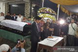 Setelah diserahkan Menlu Retno, jenazah Sutopo langsung dimandikan