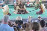 Wisatawan asing dan lokal menikmati seni tari Barong, di Jambe Budaya, Gianyar, Bali, Sabtu (6/7/2019). Tarian yang disakralkan bagi masyarakat Hindu Bali itu menggambarkan pertarungan antara 'kebajikan' melawan 'kebatilan'. 'Barong' dilukiskan sebagai kebajikan dan 'Rangga' yang mempuyai kekuatan maha dahsyat digambarkan sebagai 'kebatilan. Antara Jatim/Saiful Bahri/zk.