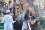 Seniman memainkan seni tari Barong, di Jambe Budaya, Gianyar, Bali, Sabtu (6/7/2019). Tarian yang disakralkan bagi masyarakat Hindu Bali itu menggambarkan pertarungan antara 'kebajikan' melawan 'kebatilan'. 'Barong' dilukiskan sebagai kebajikan dan 'Rangga' yang mempuyai kekuatan maha dahsyat digambarkan sebagai 'kebatilan. Antara Jatim/Saiful Bahri/zk.