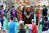 Wisatawan asing berpose dengan penari Barong di Jambe Budaya, Gianyar, Bali, Sabtu (6/7/2019). Tarian yang disakralkan bagi masyarakat Hindu Bali itu menggambarkan pertarungan antara 'kebajikan' melawan 'kebatilan'. 'Barong' dilukiskan sebagai kebajikan dan 'Rangga' yang mempuyai kekuatan maha dahsyat digambarkan sebagai 'kebatilan. Antara Jatim/Saiful Bahri/zk.