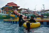 Anak yatim berenang di tempat wisata Parimas Waterpark Pacet, Kabupaten Mojokerto, Jawa Timur, Sabtu (6/7/2019). Sebanyak 60 anak yatim dan dhuafa diajak wisata edukasi dan outbond bersama komunitas Debu Langit guna memberikan hiburan dan pembelajaran agar anak-anak lebih semangat belajar. Antara Jatim/Syaiful Arif/zk.