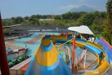 Pengunjung menikmati wahana air di Parimas Waterpark Pacet, Kabupaten Mojokerto, Jawa Timur, Sabtu (6/7/2019). Wisata air atau waterpark tersebut menjadi pilihan favorit masyarakat untuk mengisi waktu libur. Antara Jatim/Syaiful Arif/zk.