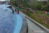 Pengunjung berenang di kolam renang Parimas Waterpark Pacet, Kabupaten Mojokerto, Jawa Timur, Sabtu (6/7/2019). Wisata air atau waterpark tersebut menjadi pilihan favorit masyarakat untuk mengisi waktu libur. Antara Jatim/Syaiful Arif/zk.