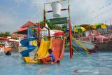Pengunjung bermain air di Parimas Waterpark Pacet, Kabupaten Mojokerto, Jawa Timur, Sabtu (6/7/2019). Wisata air atau waterpark tersebut menjadi pilihan favorit masyarakat untuk mengisi waktu libur. Antara Jatim/Syaiful Arif/zk.