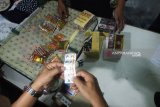 PPIH bongkar 76 koper milik calon haji Bangkalan dan menemukan rokok dan obat-obatan berlebihan