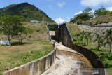 Warga menyaksikan saluran irigasi mengering akibat suplai air terhenti dari Embung Lam Badeuk, di Desa Lam Badeuk, kecamatan Peukan Bada, Kabupaten Aceh Besar, Aceh, Senin (8/7/2019). Dampak kemarau yang berlangsung sejak dua bulan terakhir mengakibatkan debet air embung di daerah itu mengalami penurunan hingga dua mater dari kondisi normal, sehingga puluhan hektare lahan sawah yang ditanami padi terancam puso akibat tidak mendapat suplai air. (Antara Aceh/Ampelsa)