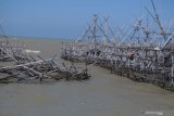 Deretan bagan yang  rusak akibat dihempas ombak di Pantai Desa Montok, Pamekasan, Jawa Timur, Senin (8/7/2019). Dalam beberapa hari terakhir nelayan bagan di daerah itu tidak melaut karena angin kencang dan obak. Bahkan beberapa bagan yang ditambatkan rusak dihempas ombak. Antara Jatim/Saiful Bahri/zk