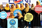 Sejumlah mahasiswa berpose sambil membentangkan poster saat peringatan Hari Anti Narkotika Internasional (HANI) 2019 di Taman Bungkul, Surabaya, Jawa Timur, Minggu (7/7/2019). Berbagai kegiatan digelar oleh Badan Narkotika Nasional Provinsi (BNNP) Jawa Timur dalam peringatan itu. Antara Jatim/Didik Suhartono/ZK