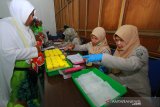 Jamaah calon haji (JCH) yang tergabung dalam kelompok terbang (kloter) I Embarkasi Banjarmasin melakukan test urin sebelum memasuki Asrama haji Embarkasi Banjarmasin, Banjarbaru, Kalimantan Selatan, Senin (8/7/2019).Sebanyak 320 JCH dari Hulu Sungai Selatan, dan Banjarmasin yang tergabung dalam keloter I Kalsel mulai datang dan masuk asrama haji Embarkasi Banjarmasin dan akan diberangkatkan menuju Madinah Selasa (9/7/2019) melalui Bandara Syamsuddin Noor Banjarmasin.Foto Antaranews Kalsel/Bayu Pratama S.