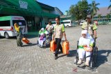 Petugas mendorong calon haji lanjut usia atau lansia menggunakan kursi roda di asrama haji Embarkasi Banjarmasin, Banjarbaru, Kalimantan Selatan, Senin (8/7/2019).Jamaah calon haji lanjut usia Indonesia mendapatkan pengawasan khusus dalam penyelenggaraan haji terutama untuk menghindari dampak cuaca panas ekstrim di Arab Saudi.Foto Antaranews Kalsel/Bayu Pratama S.