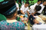 Petugas memeriksa koper jamaah calon haji di Asrama Haji Embarkasi Surabaya, di Surabaya, Jawa Timur, Minggu (7/7/2019). Pada pemeriksaan koper-koper milik jamaah calon haji kloter 6 dan 7 asal Kabupaten Sumenep dan kloter 8 asal Kabupaten Bangkalan petugas menyita ribuan sachet obat atau jamu tradisional dan rokok berbagai merk karena melanggar ketentuan yang berlaku. Antara Jatim/Didik Suhartono/ZK