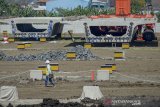 Pekerja melintasi girder di Pabrik Girder Kereta Cepat Jakarta-Bandung di Cirangrang, Kopo, Bandung, Jawa Barat, Senin (8/7/2019). Pabrik pembuatan girder untuk kereta cepat Jakarta-Bandung yang sempat disegel pada Februari lalu itu saat ini sudah mulai beroperasi, sehingga pembangunan proyek Kereta Api Cepat Indonesia Cina di Kota Bandung dapat dilanjutkan. ANTARA JABAR/Raisan Al Farisi/agr